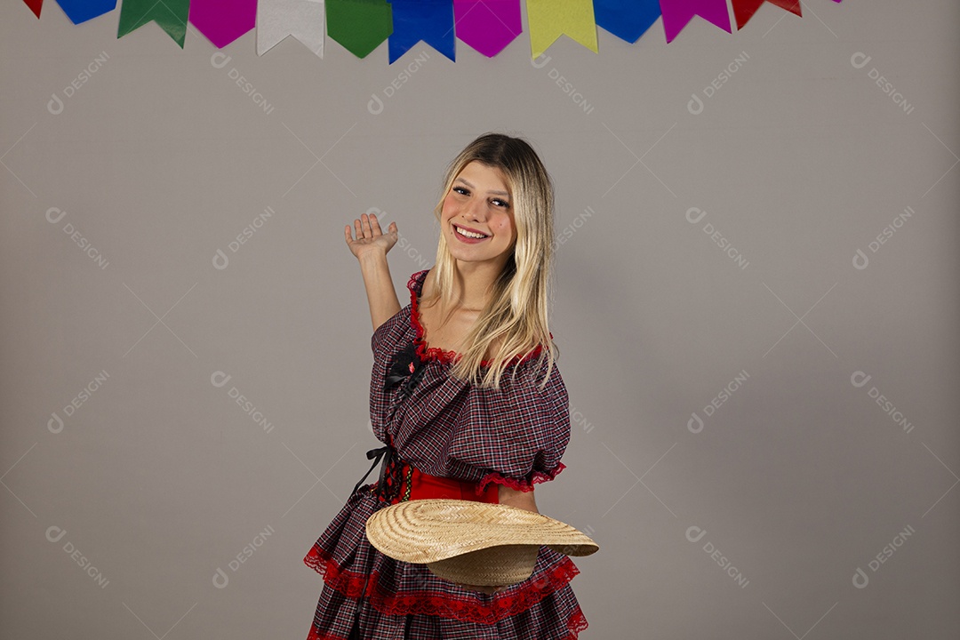 Linda mulher usando roupas típicas festa junina sobre fundo isolado