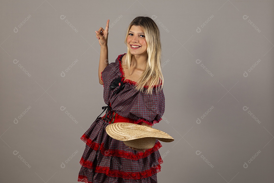 Linda mulher usando roupas típicas festa junina sobre fundo isolado