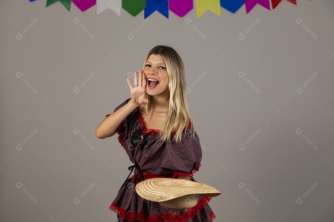 Linda mulher usando roupas típicas festa junina sobre fundo isolado