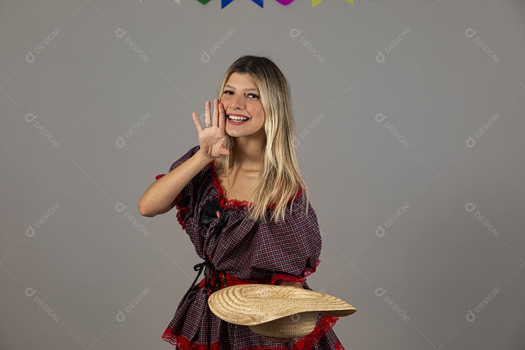 Linda mulher usando roupas típicas festa junina sobre fundo isolado