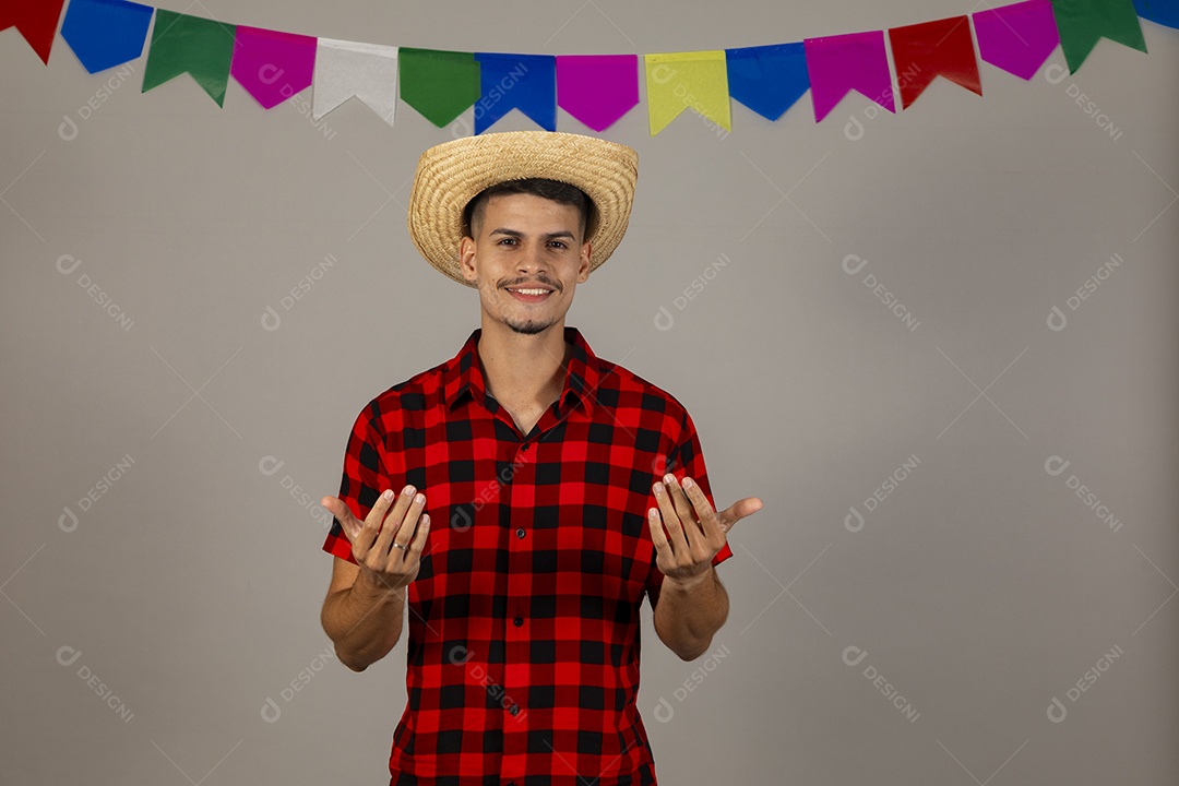 Homem jovem usando roupas típicas festa junina sobre fundo isolado