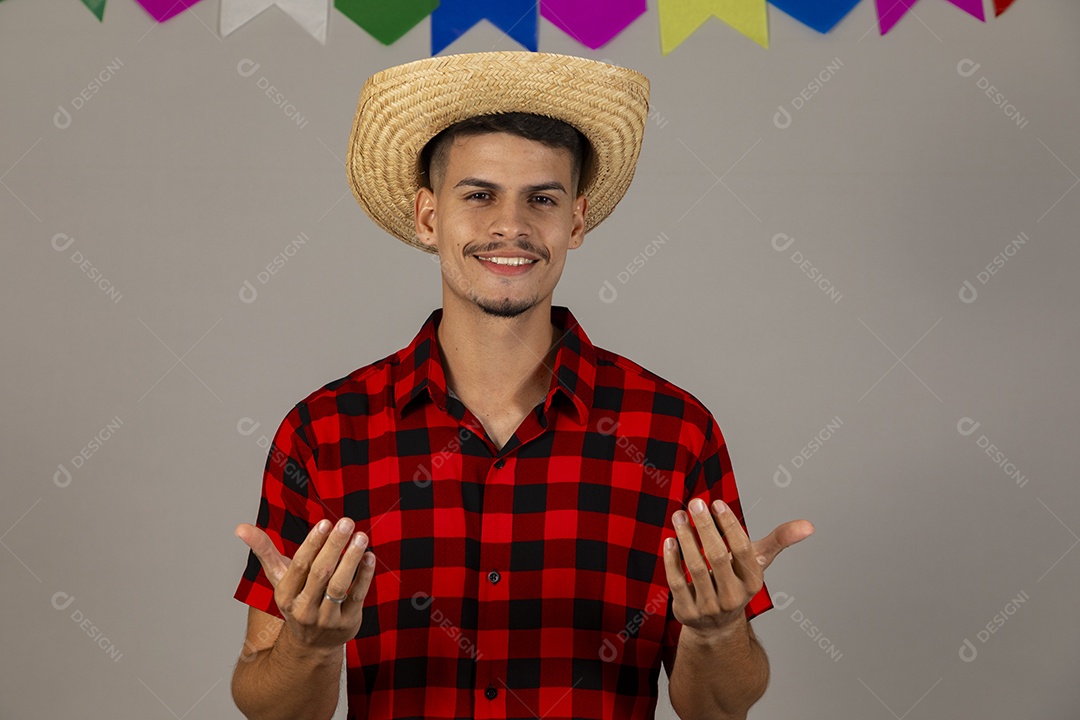 Homem jovem usando roupas típicas festa junina sobre fundo isolado