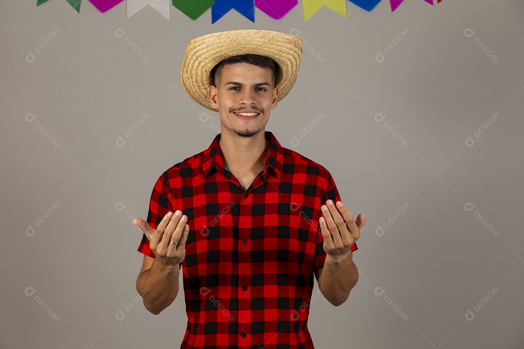 Homem jovem usando roupas típicas festa junina sobre fundo isolado