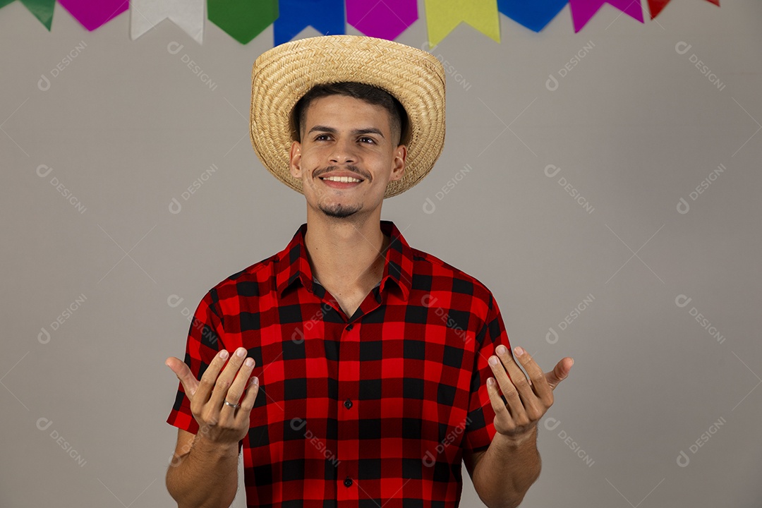 Homem jovem usando roupas típicas festa junina sobre fundo isolado