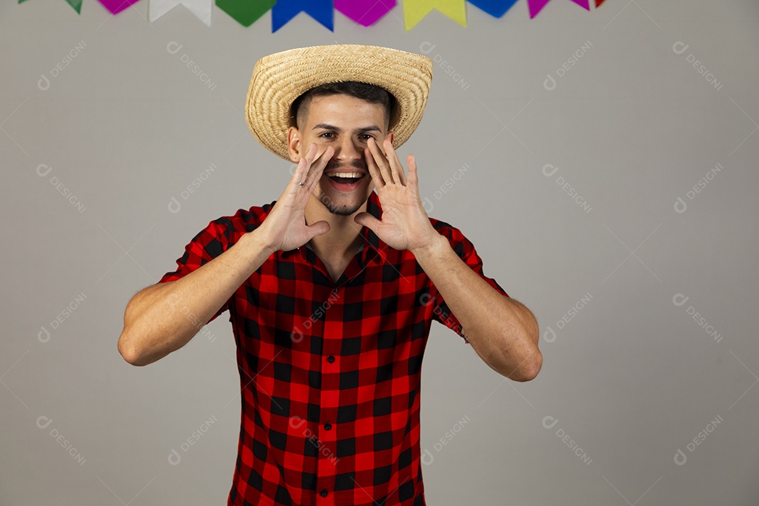 Homem jovem usando roupas típicas festa junina sobre fundo isolado