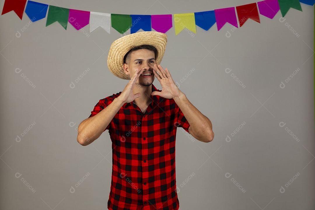 Homem jovem usando roupas típicas festa junina sobre fundo isolado