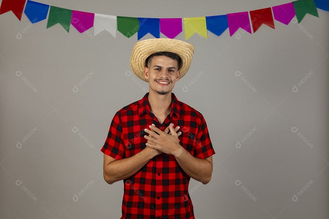 Homem jovem usando roupas típicas festa junina sobre fundo isolado