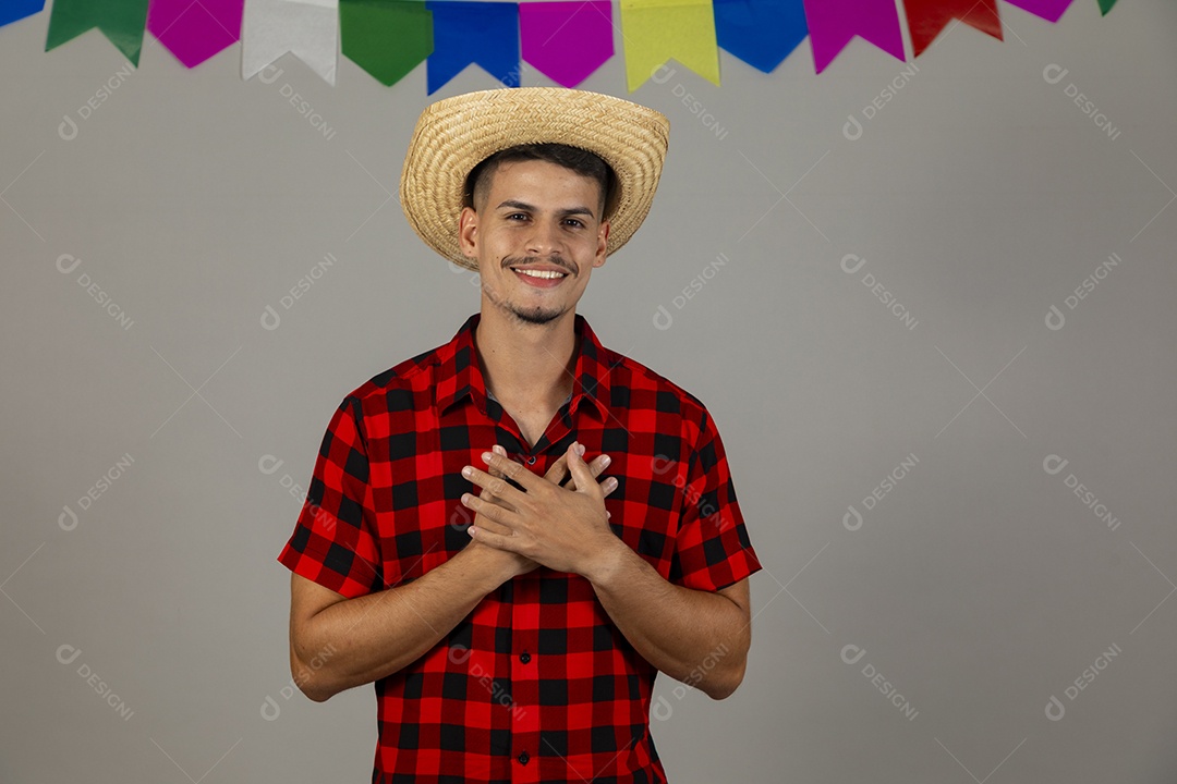 Homem jovem usando roupas típicas festa junina sobre fundo isolado