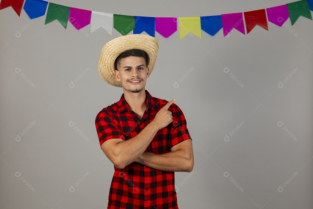 Homem jovem usando roupas típicas festa junina sobre fundo isolado
