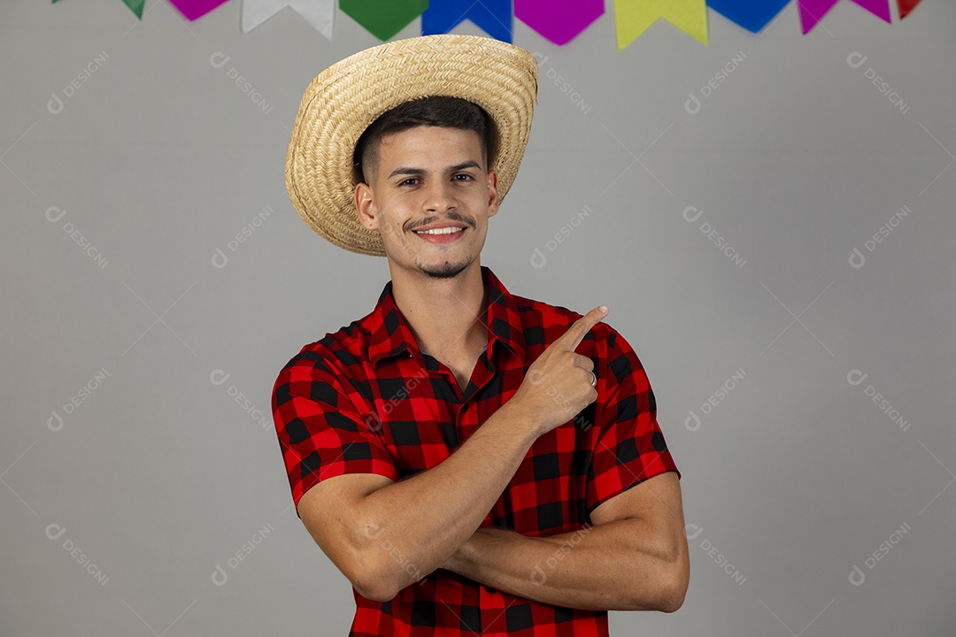 Homem jovem usando roupas típicas festa junina sobre fundo isolado