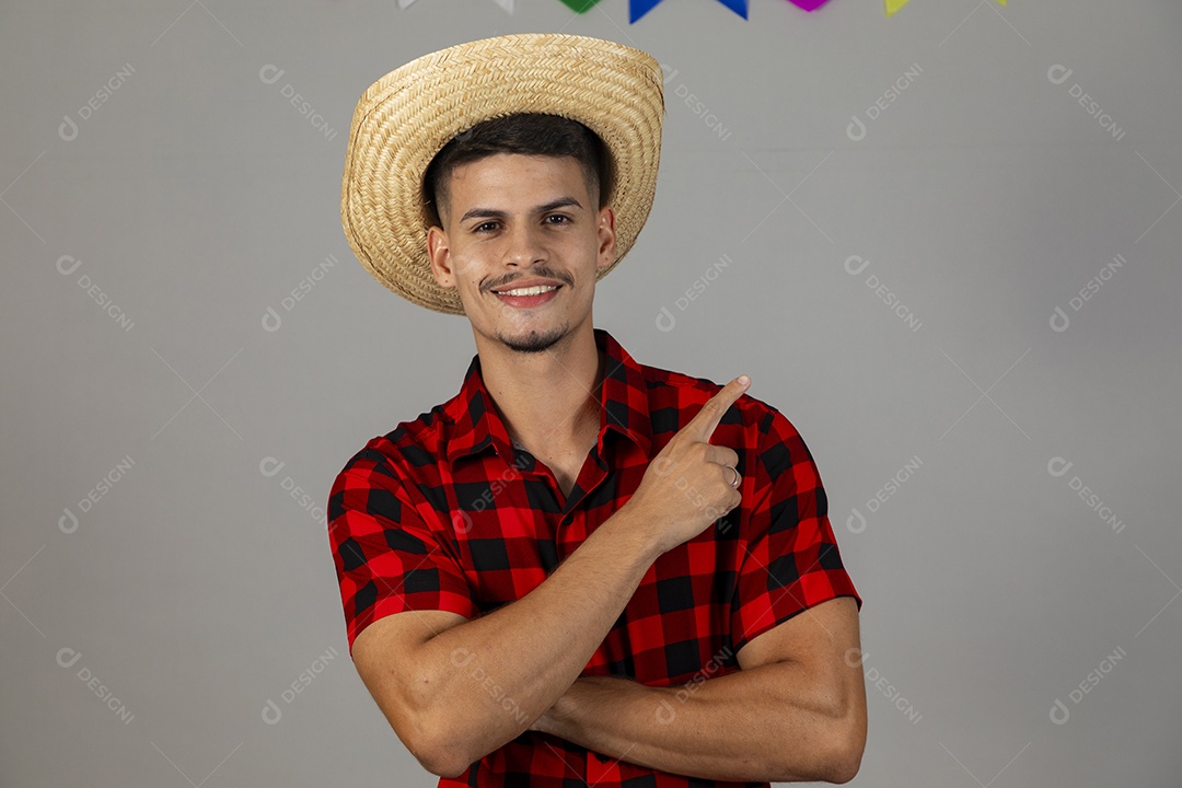 Homem jovem usando roupas típicas festa junina sobre fundo isolado