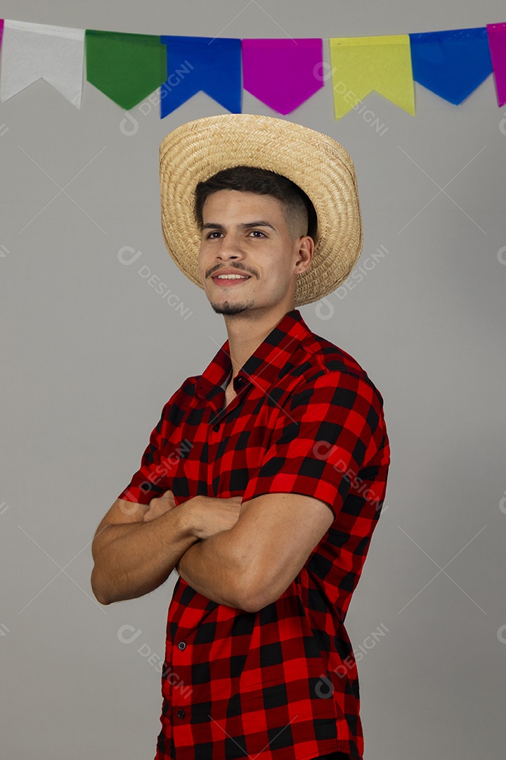 Homem jovem usando roupas típicas festa junina sobre fundo isolado