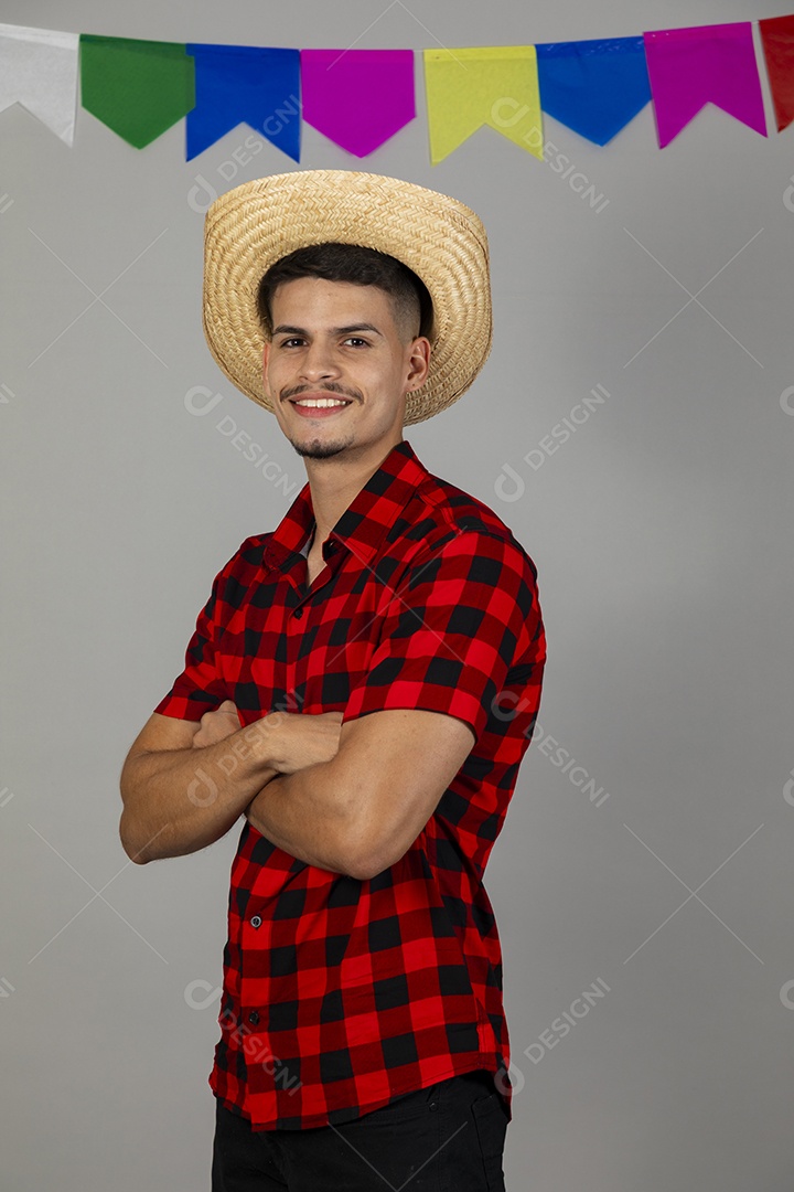 Homem jovem usando roupas típicas festa junina sobre fundo isolado