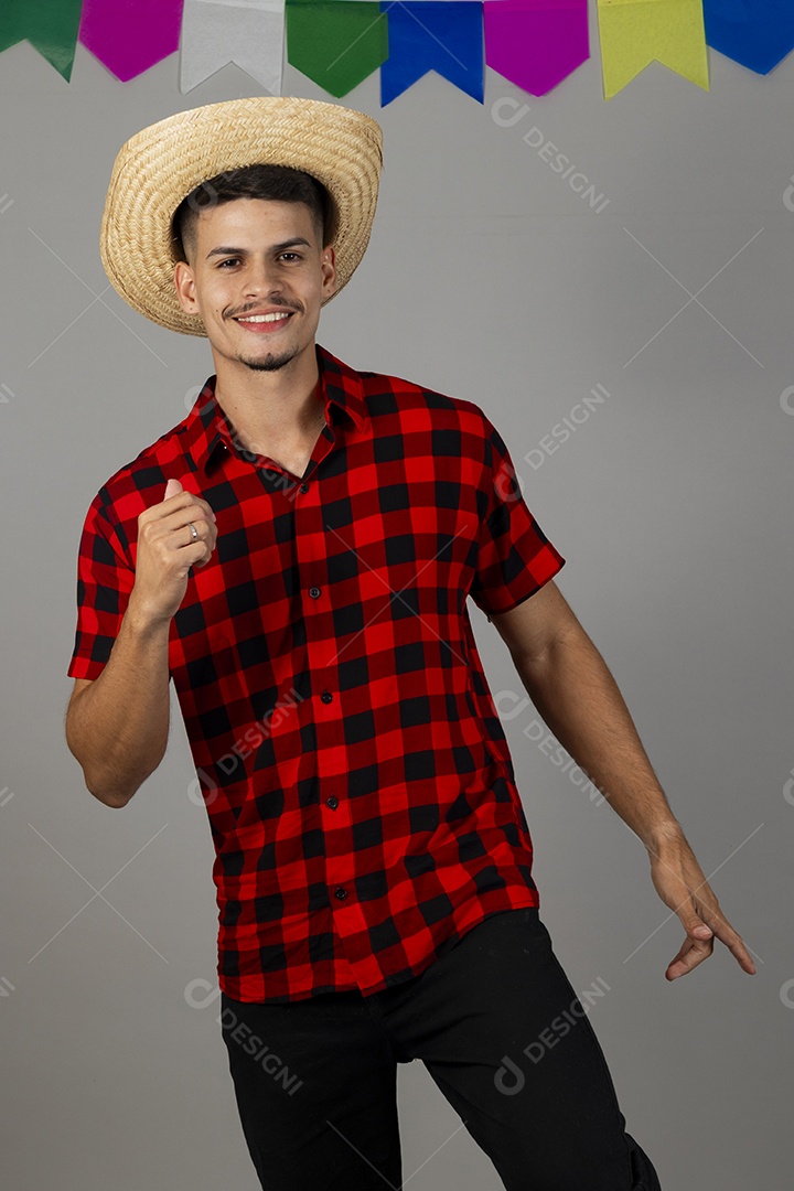 Homem jovem usando roupas típicas festa junina sobre fundo isolado