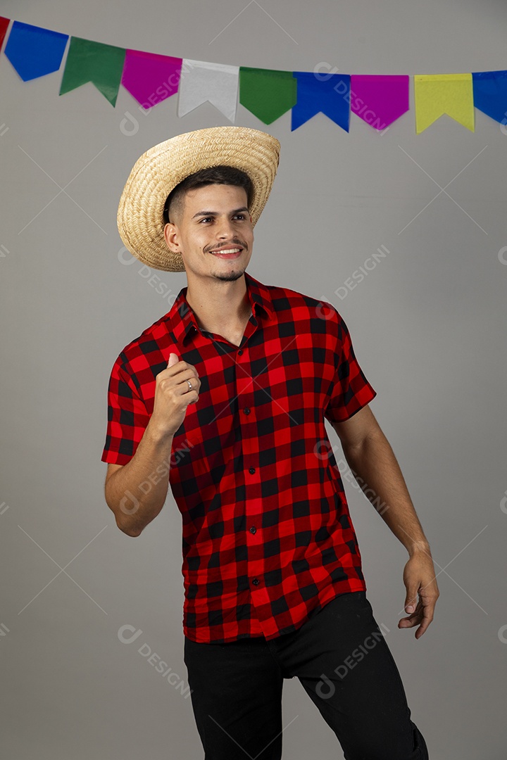 Homem jovem usando roupas típicas festa junina sobre fundo isolado