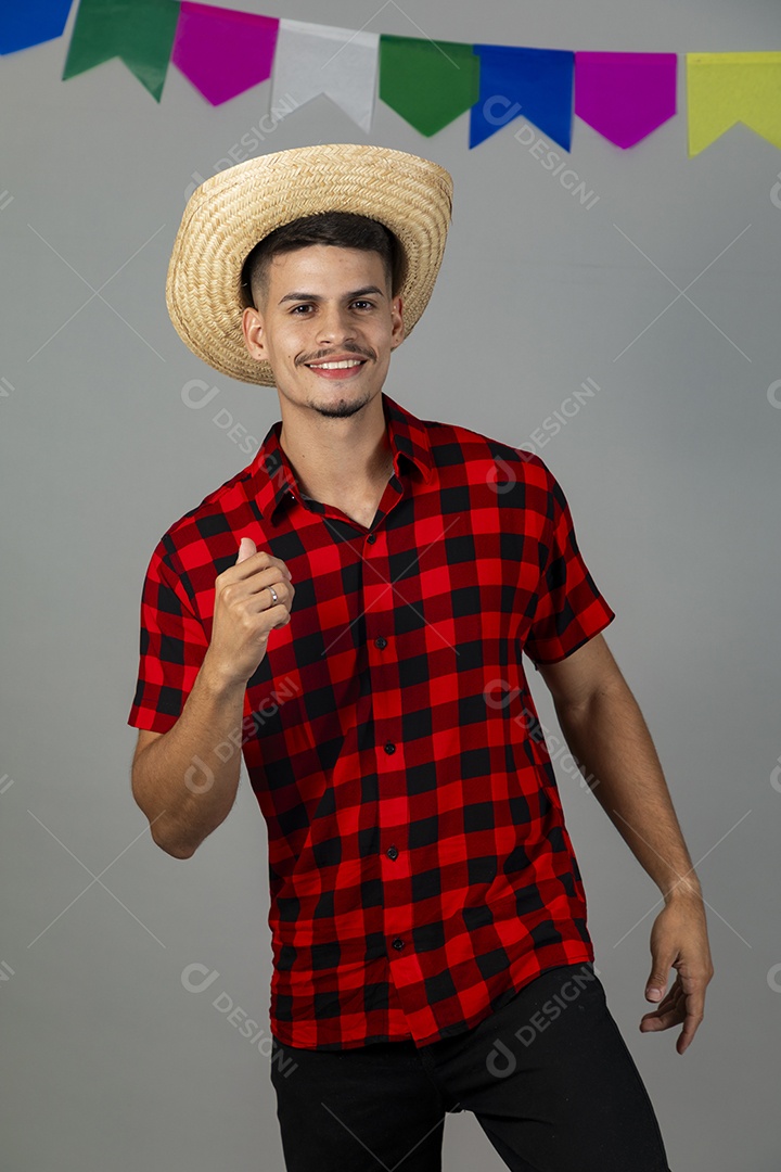 Homem jovem usando roupas típicas festa junina sobre fundo isolado