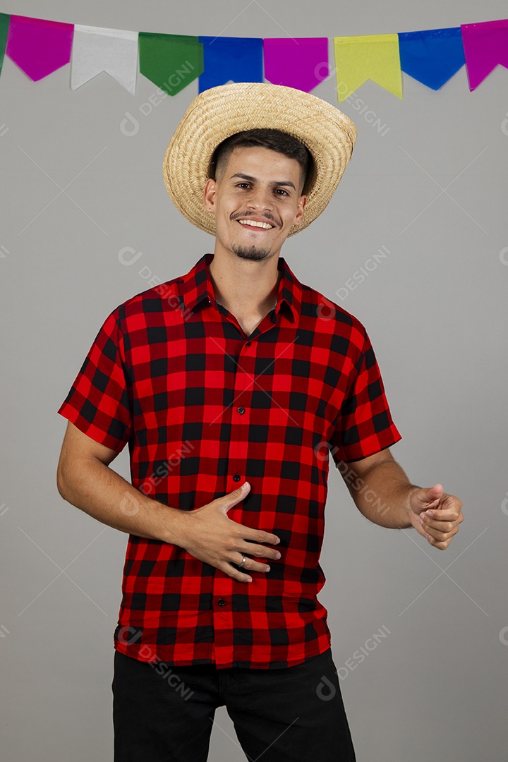 Homem jovem usando roupas típicas festa junina sobre fundo isolado