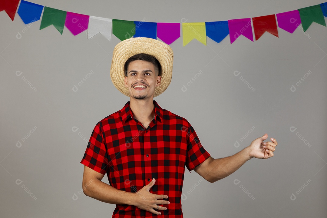 Homem jovem usando roupas típicas festa junina sobre fundo isolado