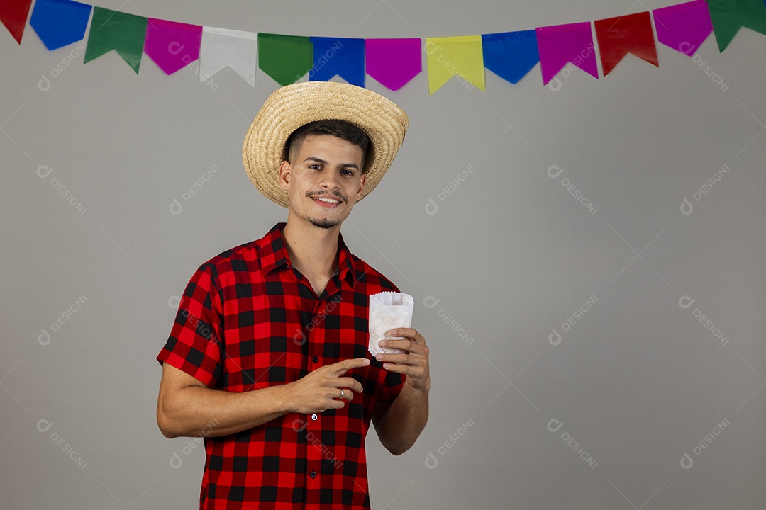 Homem jovem usando roupas típicas festa junina sobre fundo isolado