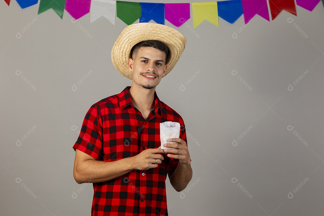 Homem jovem usando roupas típicas festa junina sobre fundo isolado