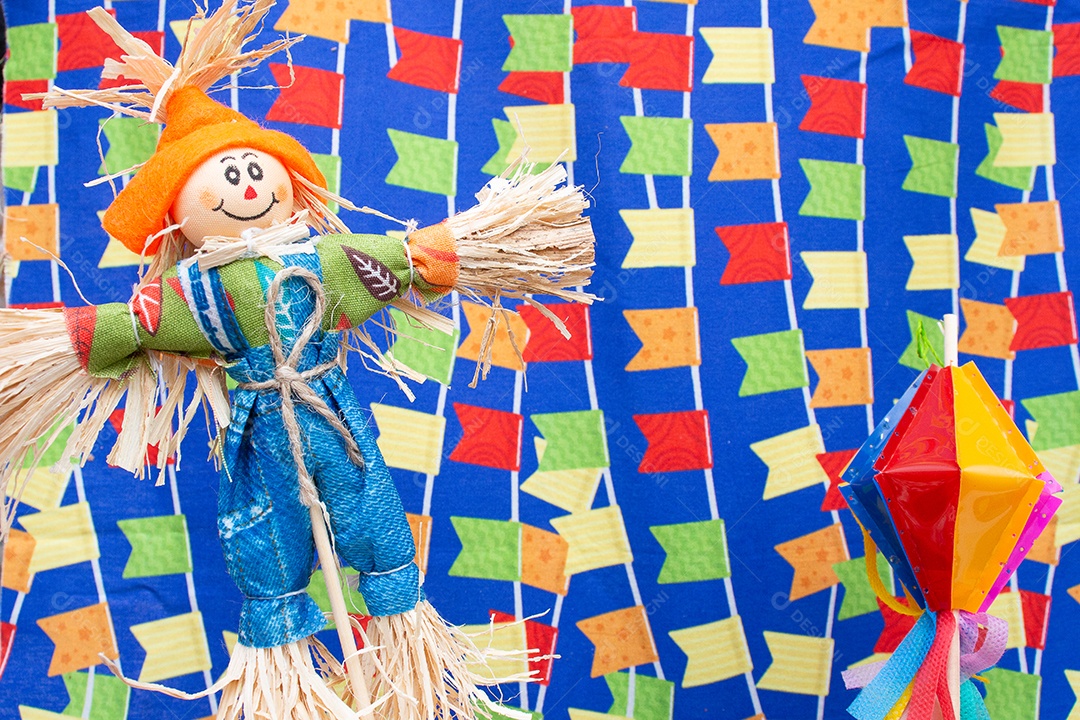 A imagem mostra bandeirinhas de Festa Junina, um elemento decorativo tradicional das celebrações juninas no Brasil.