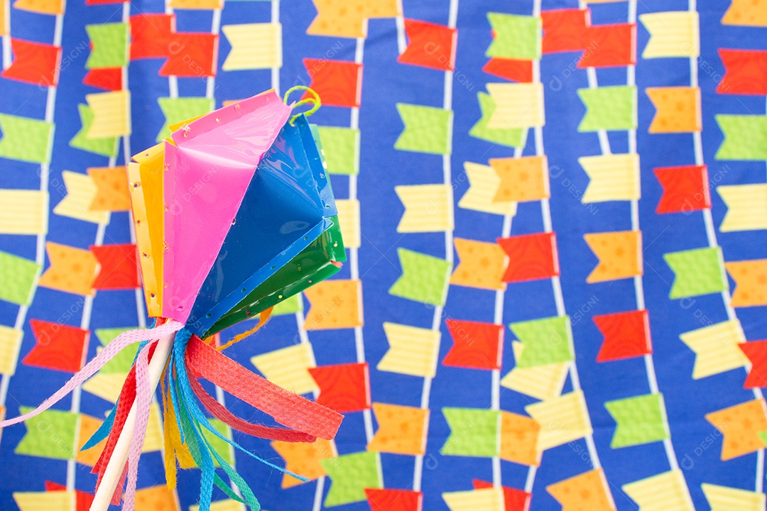 A imagem mostra bandeirinhas de Festa Junina, um elemento decorativo tradicional das celebrações juninas no Brasil.