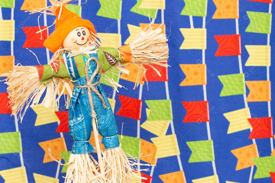 A imagem mostra bandeirinhas de Festa Junina, um elemento decorativo tradicional das celebrações juninas no Brasil.