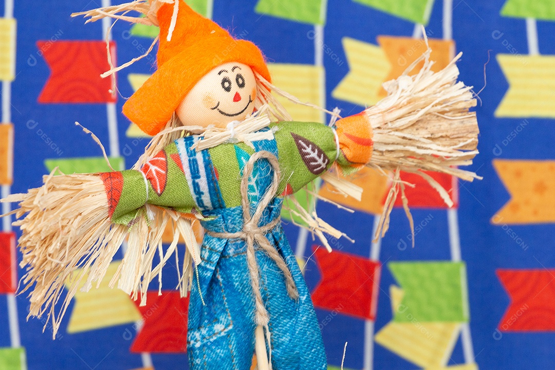 A imagem mostra bandeirinhas de Festa Junina, um elemento decorativo tradicional das celebrações juninas no Brasil.