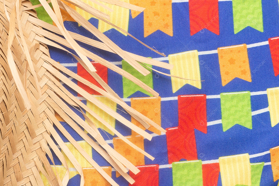 Chapéu de palha em uma mesa