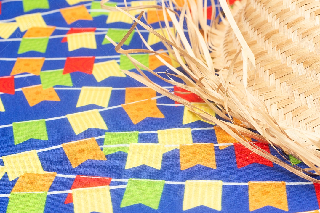 Chapéu de palha em uma mesa