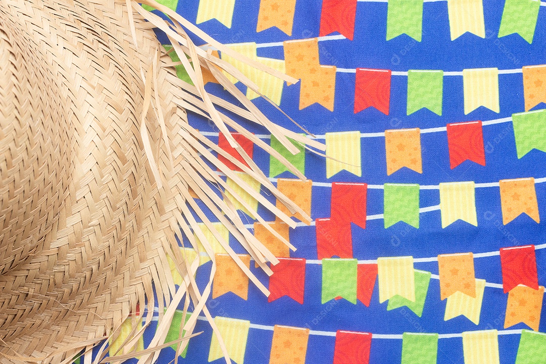 Chapéu de palha em uma mesa