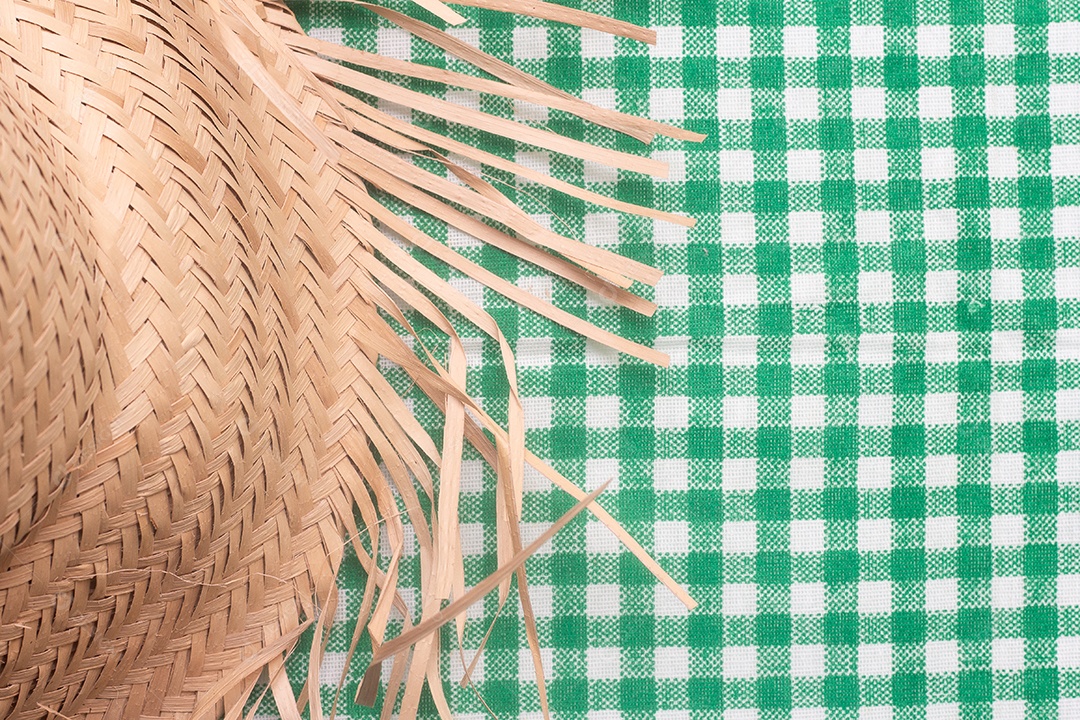 Chapéu de palha em uma mesa