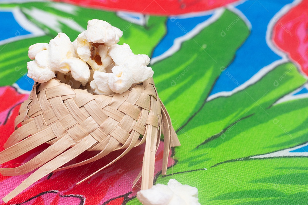 Alimento típico de festa junina em uma colorida