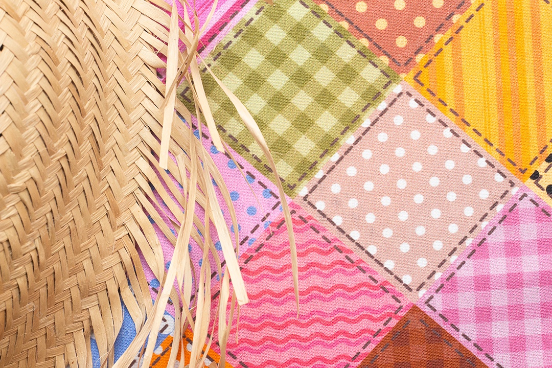 Chapéu de palha em uma mesa