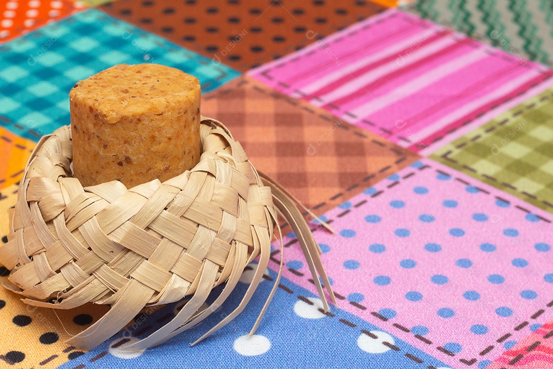 Alimento típico de festa junina em uma colorida
