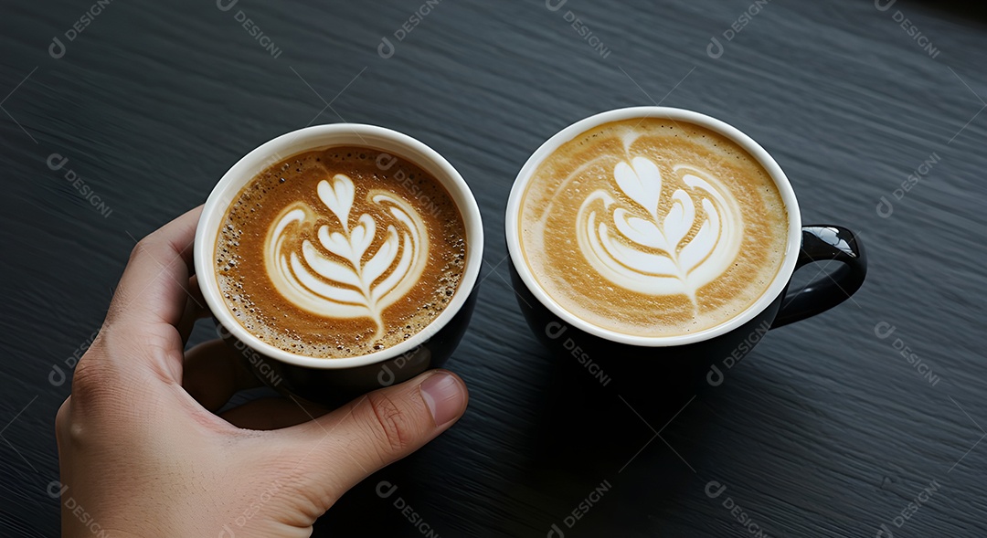 Mão de pessoa segurando xícara com cappuccino