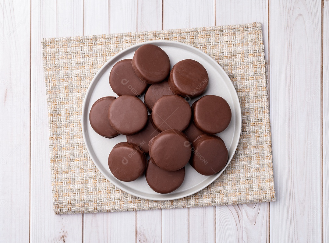 Saboroso alfajores em uma mesa de madeira