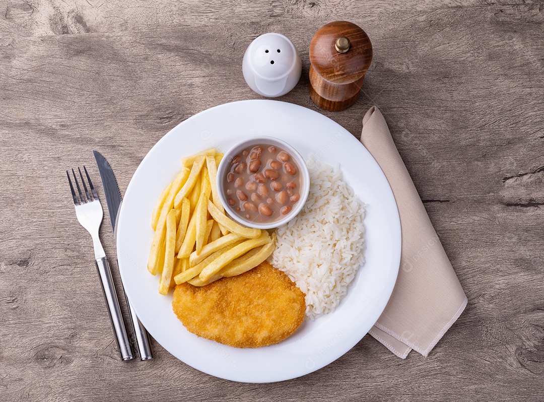 imagem mostra um prato de comida que é comumente conhecido como Ala Minuta ou Prato Feito,