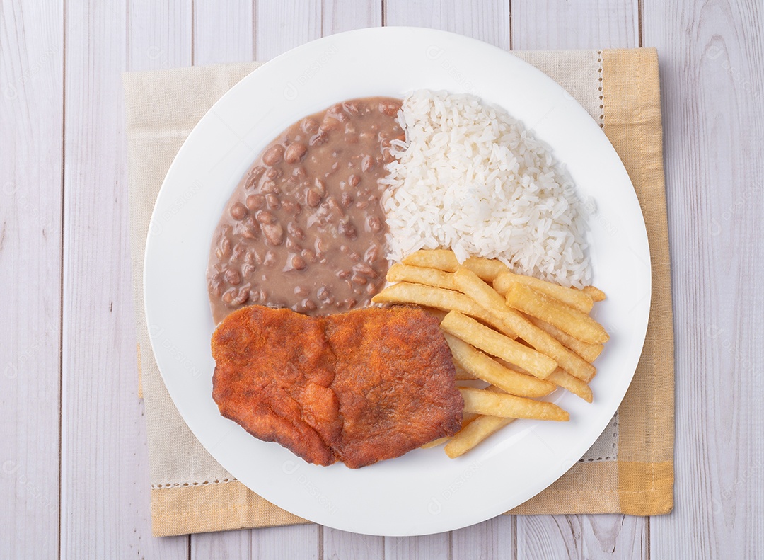 imagem mostra um prato de comida que é comumente conhecido como Ala Minuta ou Prato Feito