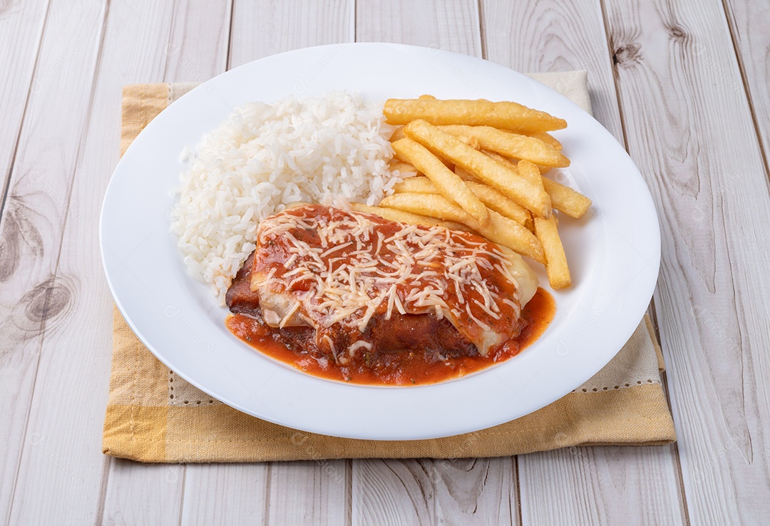 Imagem mostra um prato de Bife à Parmegiana