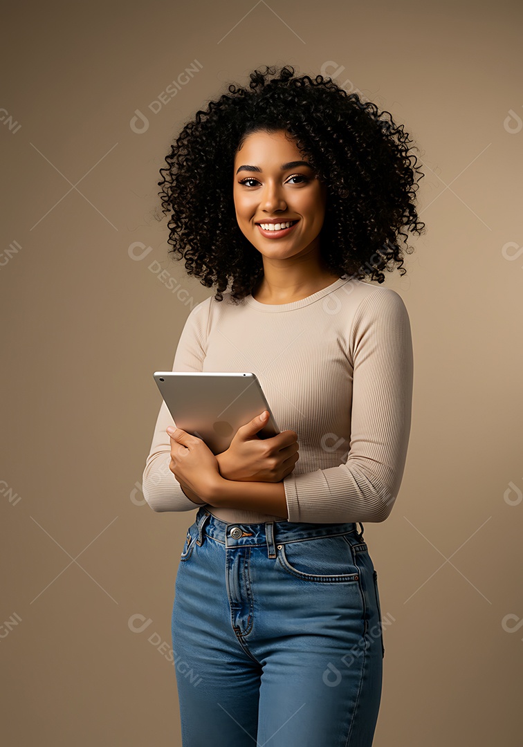 Linda mulher jovem sorridente fundo isolado