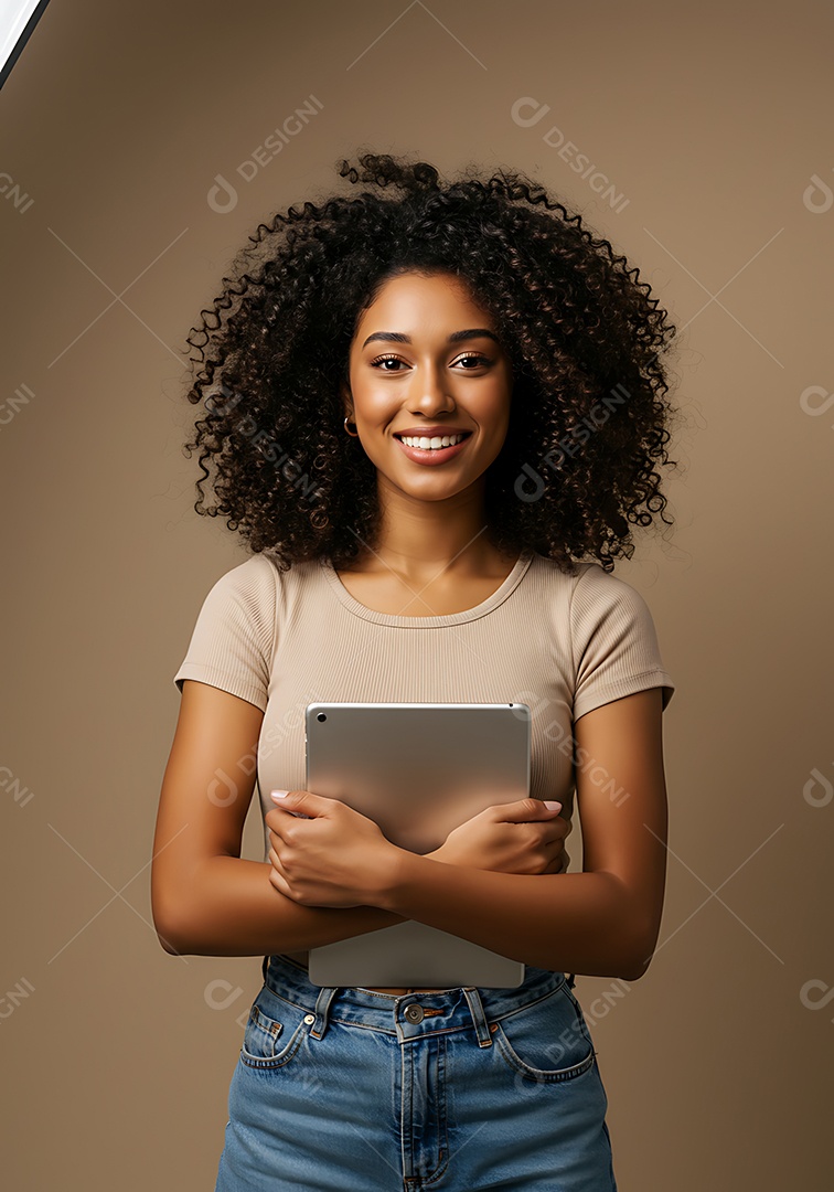 Linda mulher jovem sorridente fundo isolado