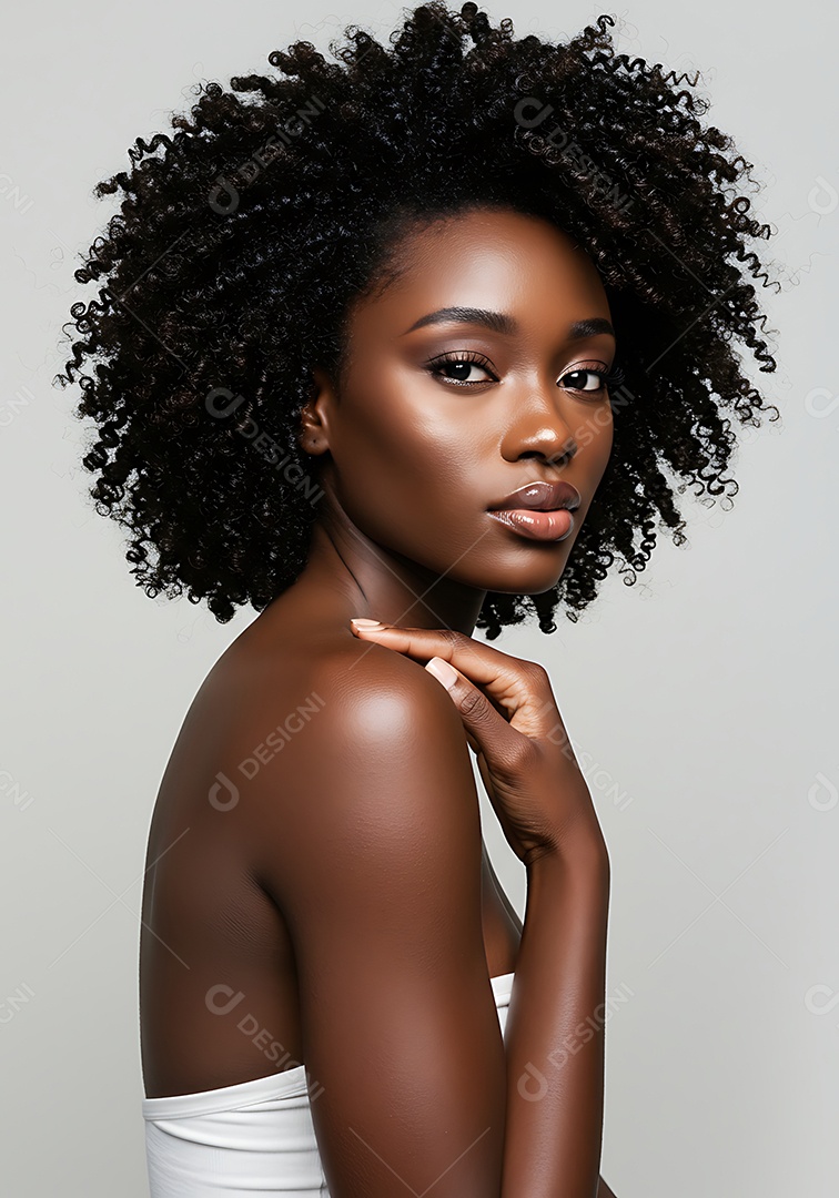 Linda mulher jovem negra sobre fundo isolado