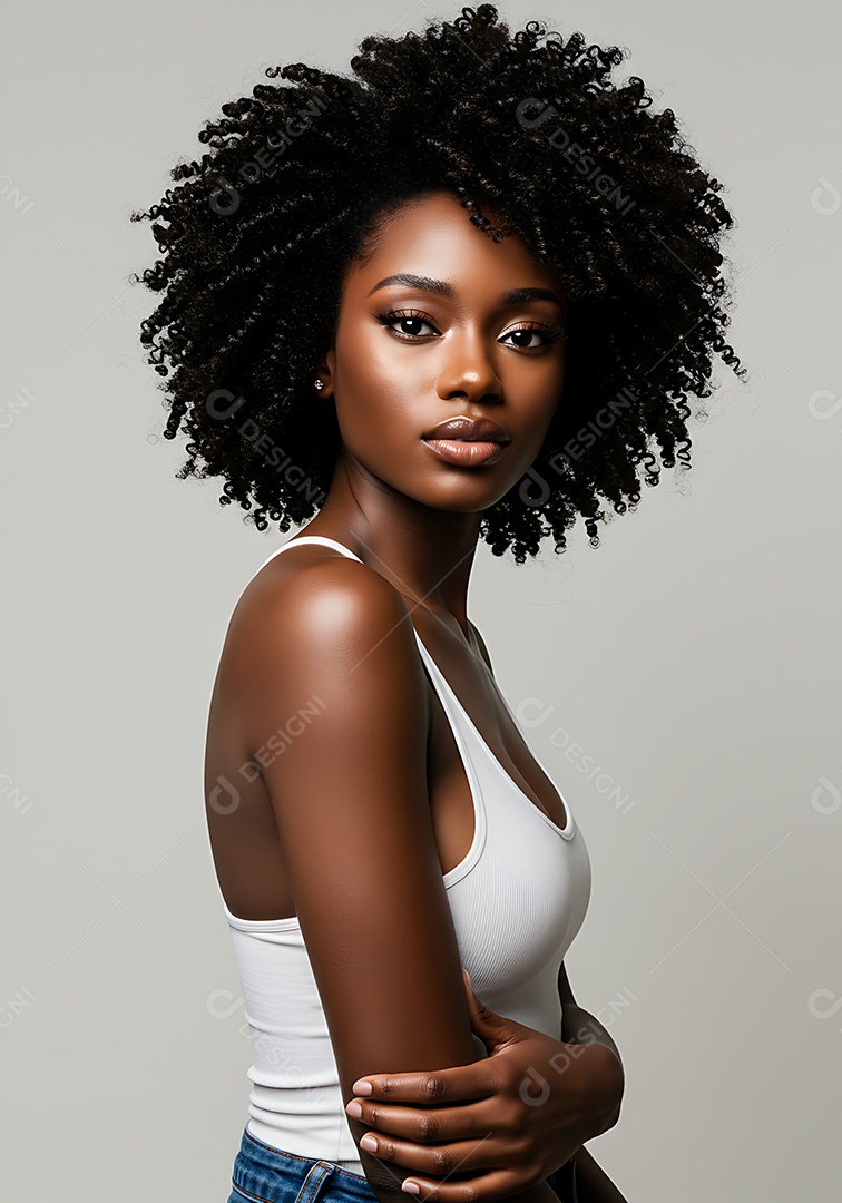 Linda mulher jovem negra sobre fundo isolado