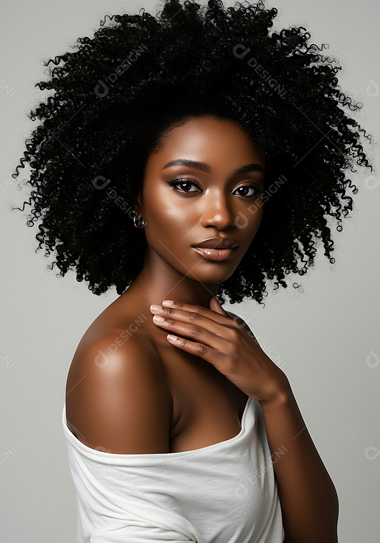 Linda mulher jovem morena sobre fundo isolado