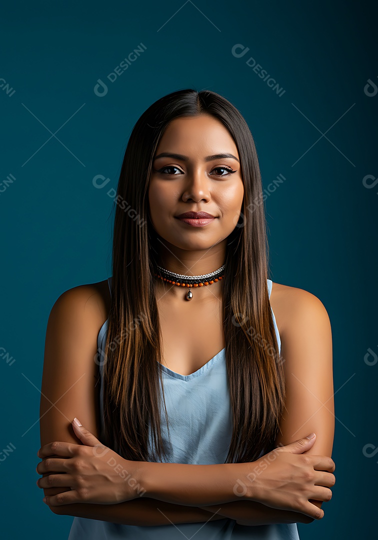 Linda mulher jovem sobre fundo isolado