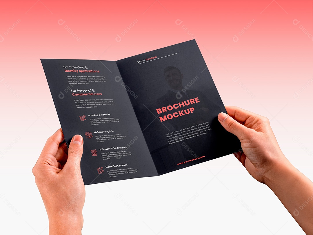 Mão Segurando Flyer Mockup PSD Editável