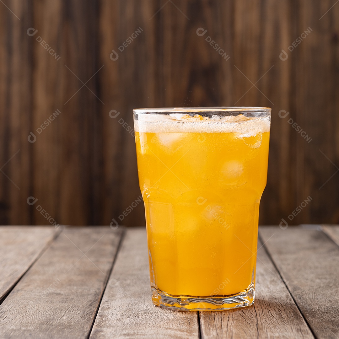 Imagem mostra um copo de suco de laranja com gelo