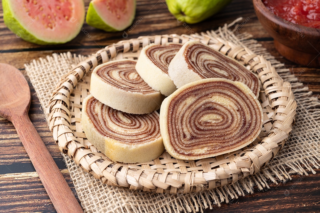 Imagem mostra um Bolo de Rolo, um doce tradicional brasileiro