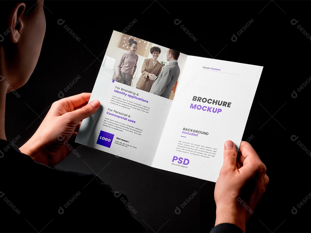 Pessoa Segurando um Panfleto Mockup PSD Editável